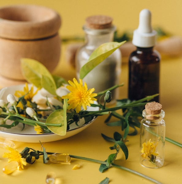 fiori e boccette con fitoterapici