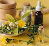 fiori e boccette con fitoterapici